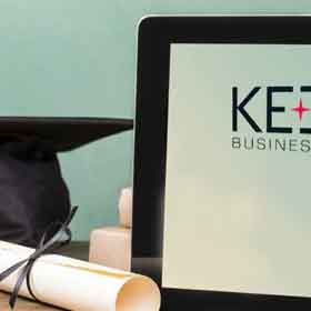 une tablette Kedge, un chapeaux et diplôme enroulé symbolique